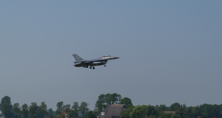 Zorgen bij Vliegbasis Leeuwarden over drones in nabije omgeving