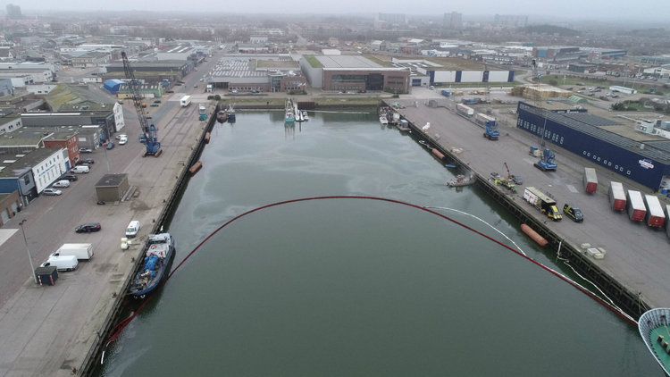 Inzet van drones helpt Rijkswaterstaat met oliebestrijding