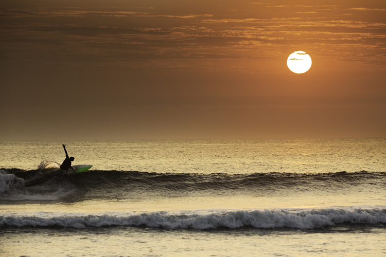 Surfers gefilmd door drone in Peru