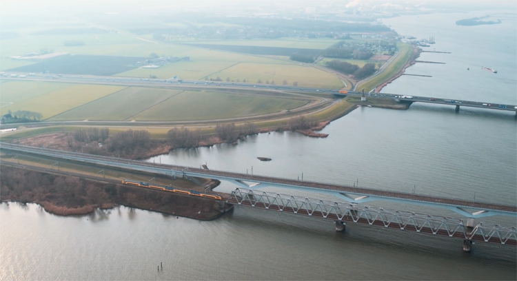 Moerdijkbruggen in 4K gefilmd met DJI Inspire 1 Pro