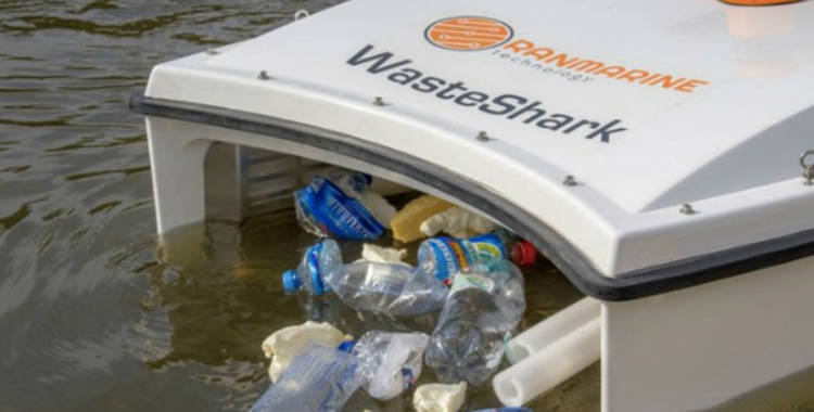 Vuilnisetende haaiendrone maakt wateren van Dubai schoon.