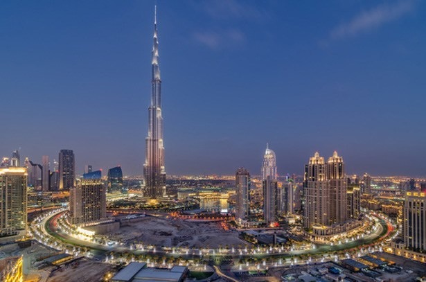 keizerarend-vliegt-van-burj-khalifa-dubai